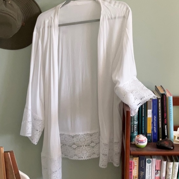 Beautiful boho crochet Cape /wrap w prairie/country/cottage core vibe - Picture 6 of 6